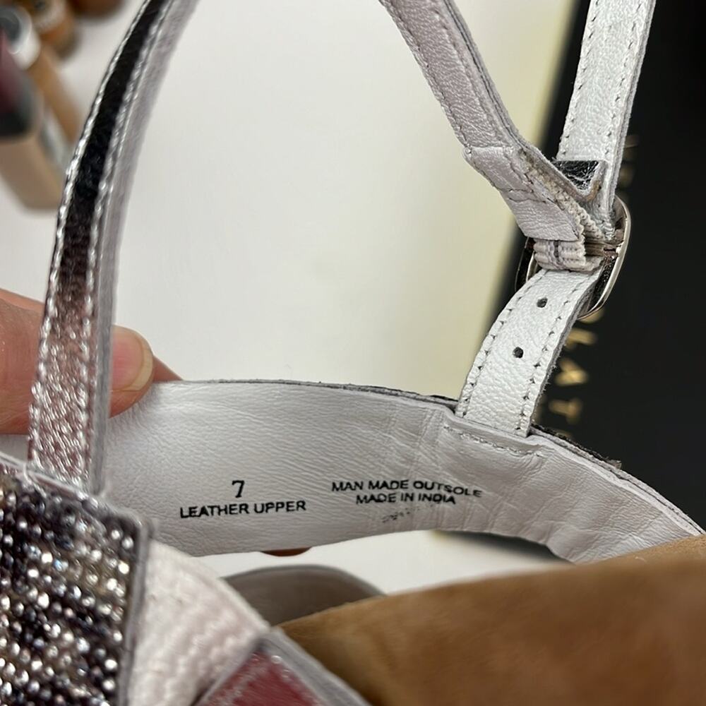 Very Volatile Hotness White Silver Leopard Sandals Flats Size 7 - Picture 8 of 9
